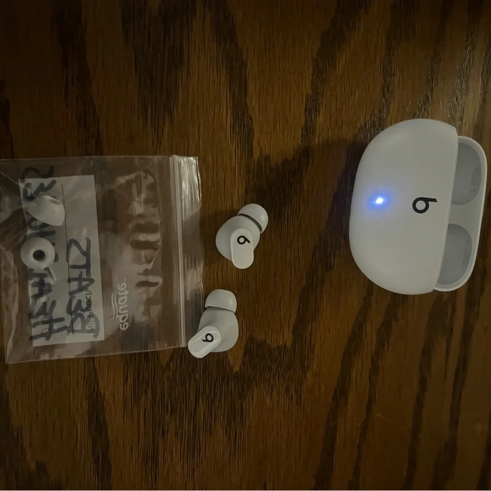 Beats Studio White  Wireless Earbuds - Picture 2 of 3